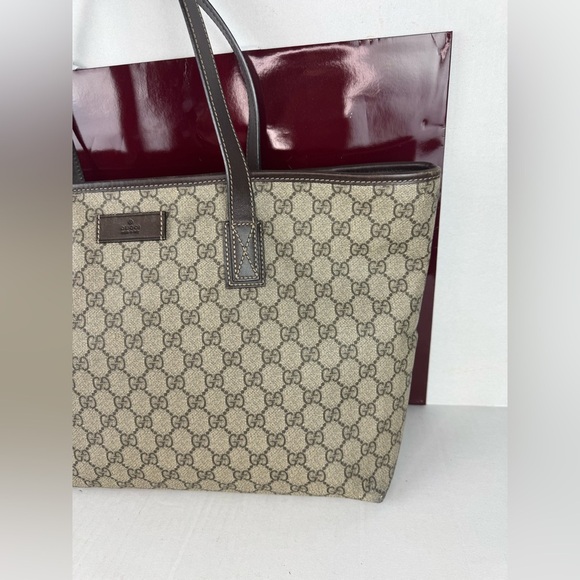 GUCCI GG Supreme Monogram Medium Zippered Shopping Tote Dark Brown. - Picture 4 of 16